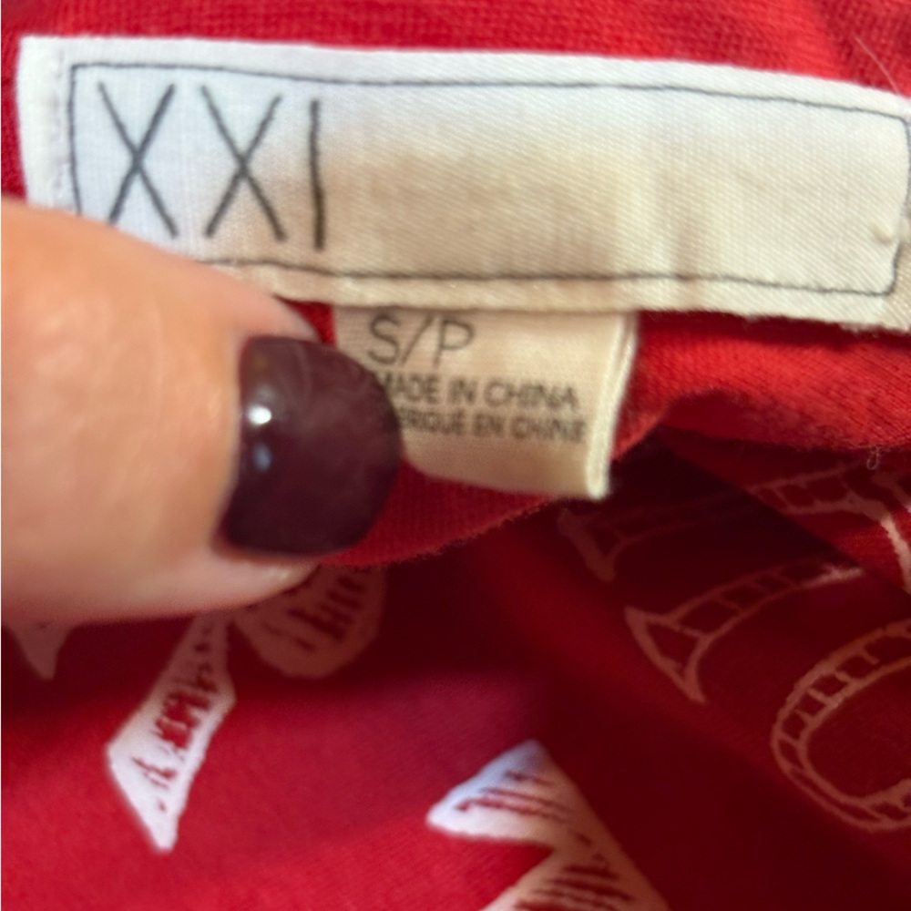 Christmas Forever 21 Red Graphic Tee - Meet Me Under the Mistletoe size small - Picture 4 of 4